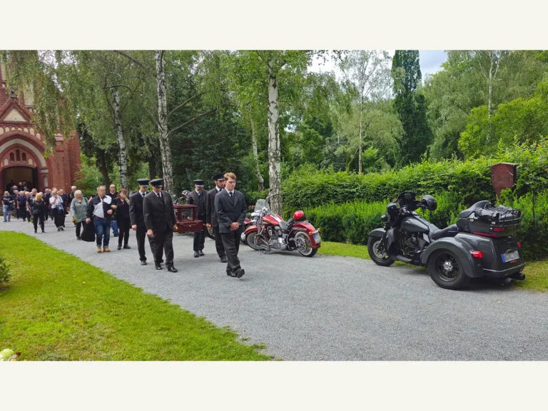 Besondere Trauerfeier mit Motorrädern vor einer Kapelle in Berlin