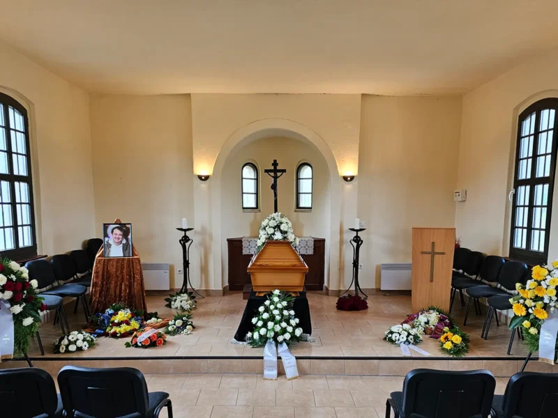 Persönlich gestaltete Erdbestattung mit Sarg und umfangreichem Blumenschmuck in einer Trauerhalle - Ratgeber
