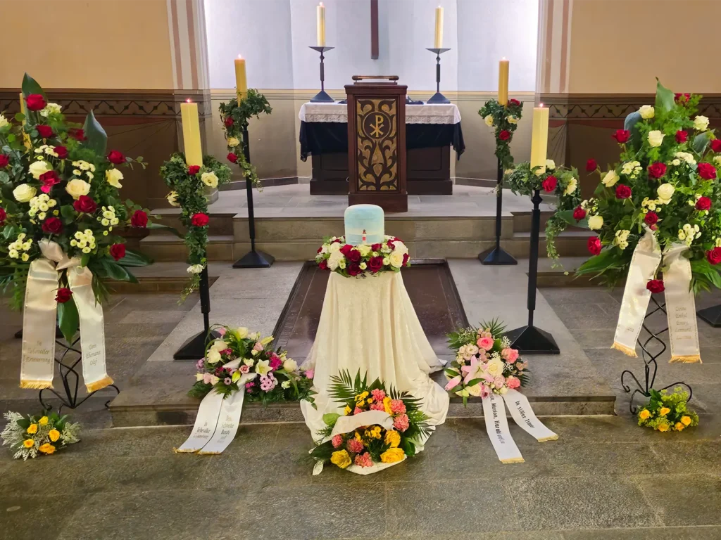 Feuerbestattung mit Urne, Blumenschmuck und Kerzen in Berlin