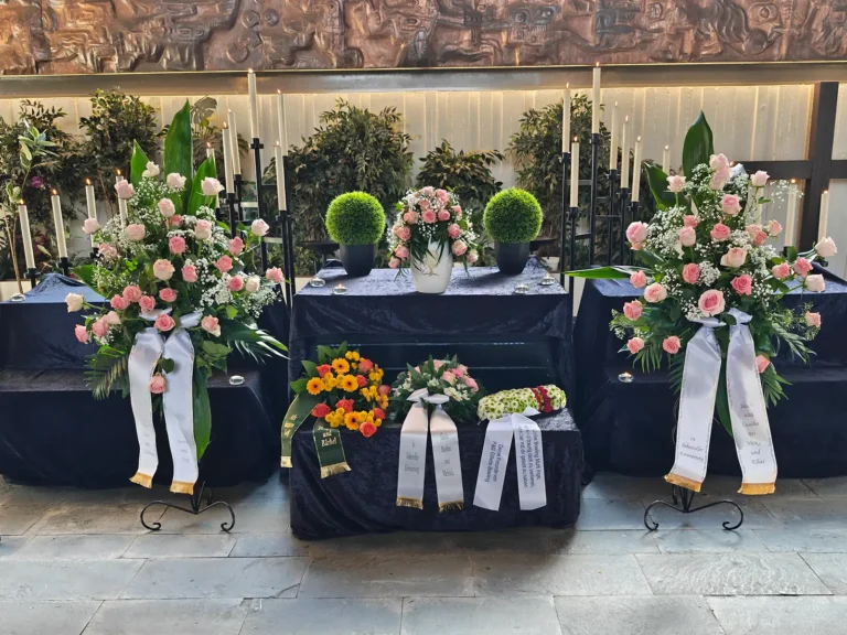 Persönliche Trauerfeier mit Urne, Blumen und Kerzen in Berlin